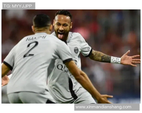 足球巨星强壮胸肌展示力量与魅力尽显赛场巅峰体魄风采